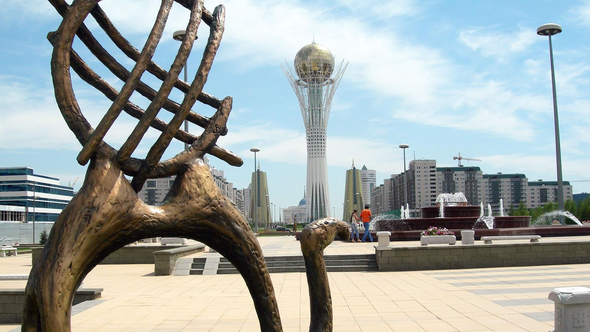 Eine Kamelskulptur steht in der Nähe des 100 Meter hohen Baiterek-Turms, den die Kasachen respektlos "großer Lutscher" nennen, in der kasachischen Hauptstadt Astana. Eine Kamelskulptur steht in der Nähe des 100 Meter hohen Baiterek-Turms, den die Kasachen respektlos "großer Lutscher" nennen, in der kasachischen Hauptstadt Astana.