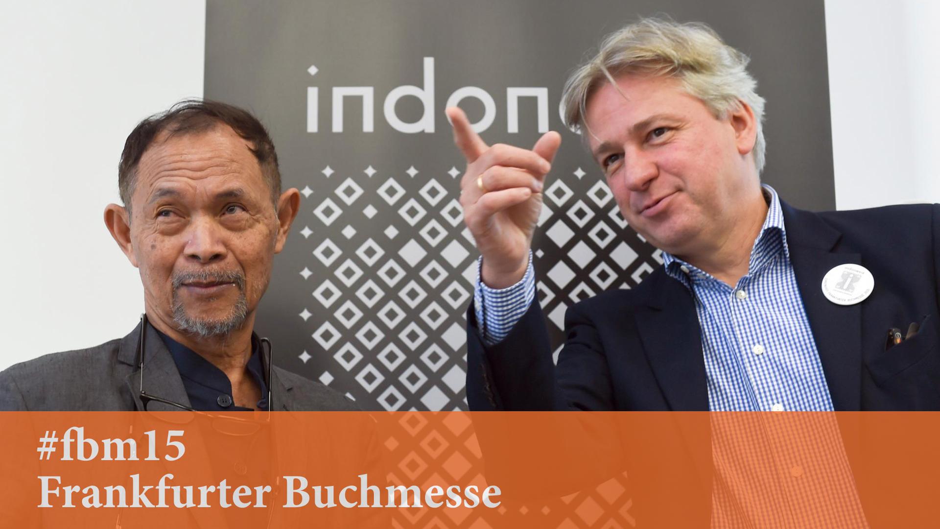 Der indonesische Autor Goenawan Mohamad mit dem Direktor der Buchmesse Jürgen Boos
