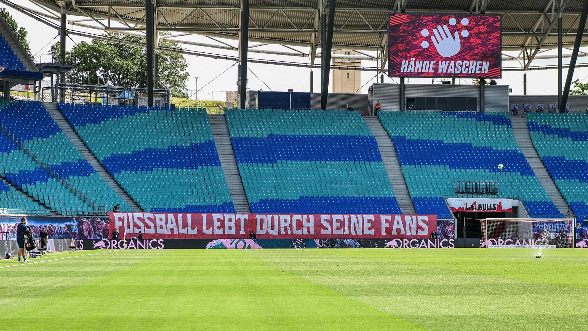 Leere Zuschauer-Ränge im Stadion von dem Verein RB Leipzig Leere Zuschauer-Ränge im Stadion von dem Verein RB Leipzig