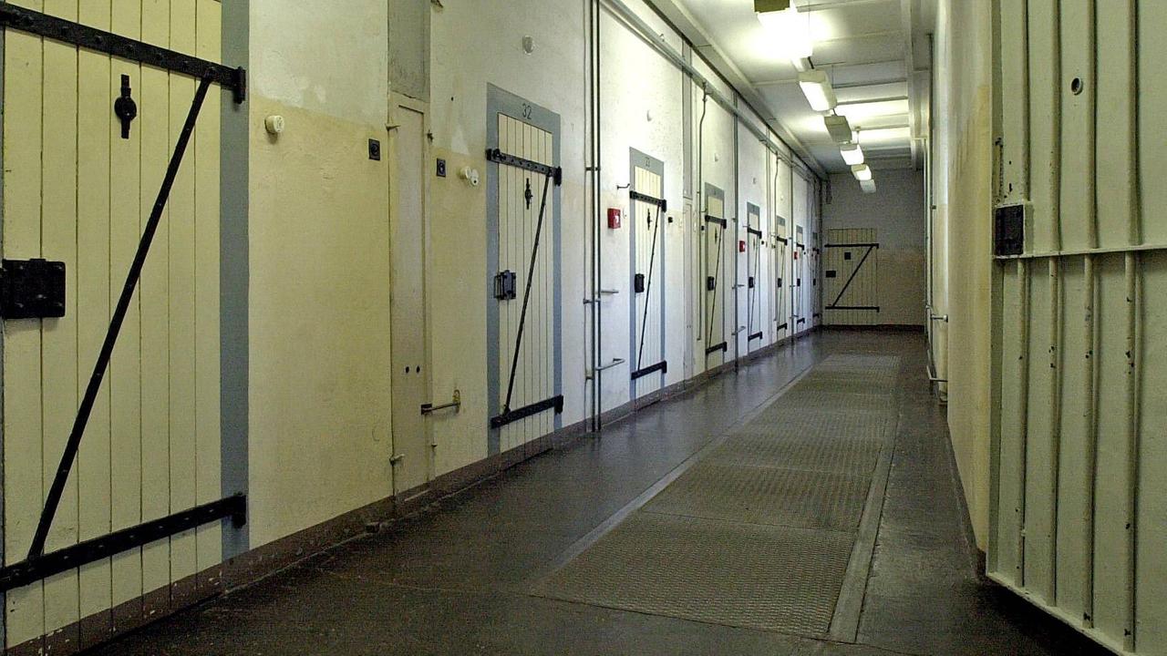 Gang im Seitenflügel der ehemaligen Haftanstalt - Bautzen II. Gang im Seitenflügel der ehemaligen Haftanstalt - Bautzen II.