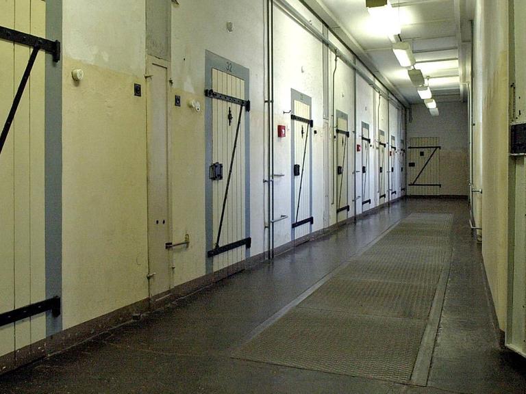 Gang im Seitenflügel der ehemaligen Haftanstalt - Bautzen II.