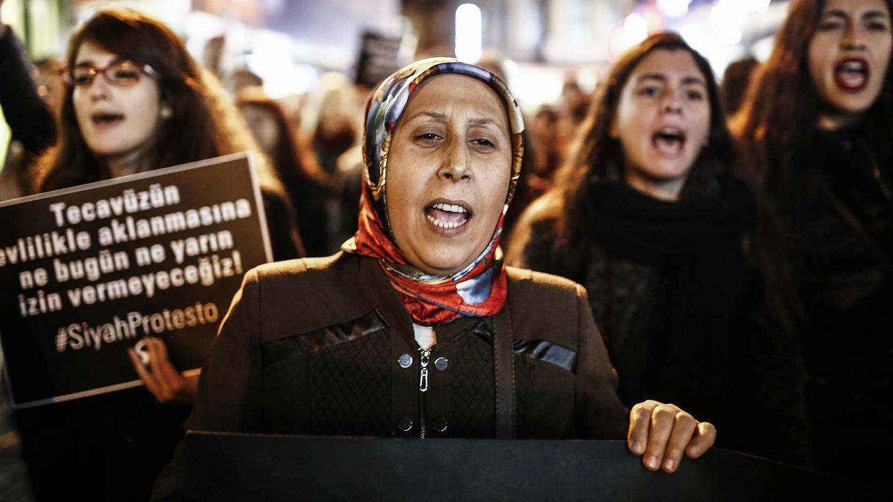 Türkische Frauen demonstrieren im November 2016 gegen einen umstrittenen Gesetzentwurf in Istanbul. Türkische Frauen demonstrieren im November 2016 gegen einen umstrittenen Gesetzentwurf in Istanbul.
