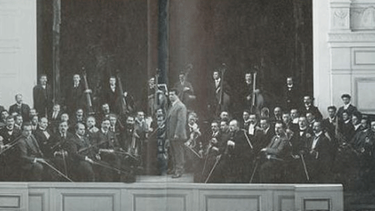 Ignatz Waghalter mit dem Orchester des Deutschen Opernhauses Berlin-Charlottenburg (1912) Ignatz Waghalter mit dem Orchester des Deutschen Opernhauses Berlin-Charlottenburg (1912)