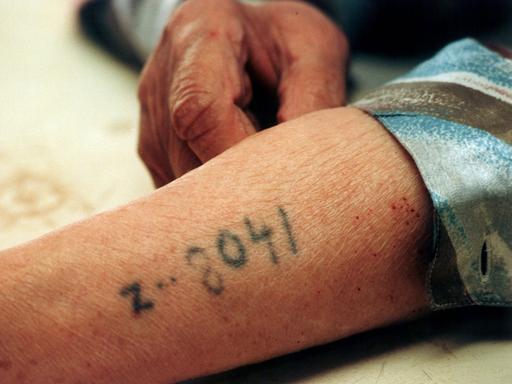 Eintätowierte Nummer auf dem Unterarm einer ehemaligen KZ-Insassin.
