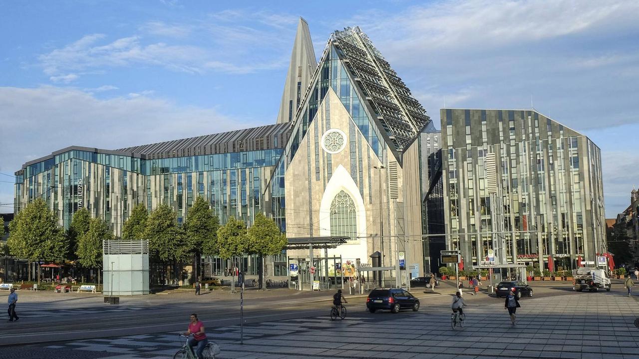 Nach achtjaehriger Verzoegerung sind die Bauarbeiten an der neuen Aula und Universitaetskirche St. Pauli.

