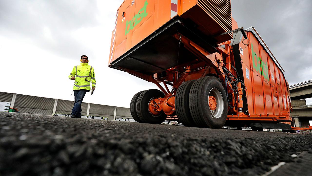 Ein Mobile Load Simulator fährt auf dem Demonstrations-, Untersuchungs- und Referenzareal der Bundesanstalt für Straßenwesen in Köln auf einer Probebahn mit Asphalt. Ein Mobile Load Simulator fährt auf dem Demonstrations-, Untersuchungs- und Referenzareal der Bundesanstalt für Straßenwesen in Köln auf einer Probebahn mit Asphalt.