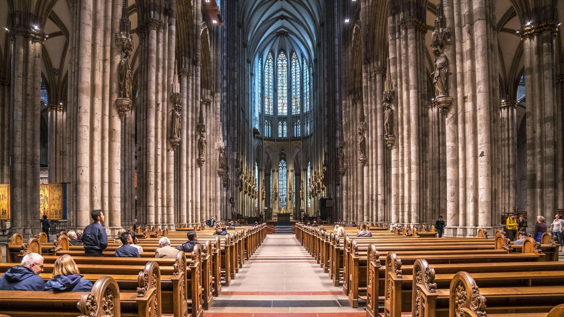 Blick durch den Innenraum des Kölner Dom. Blick durch den Innenraum des Kölner Dom.