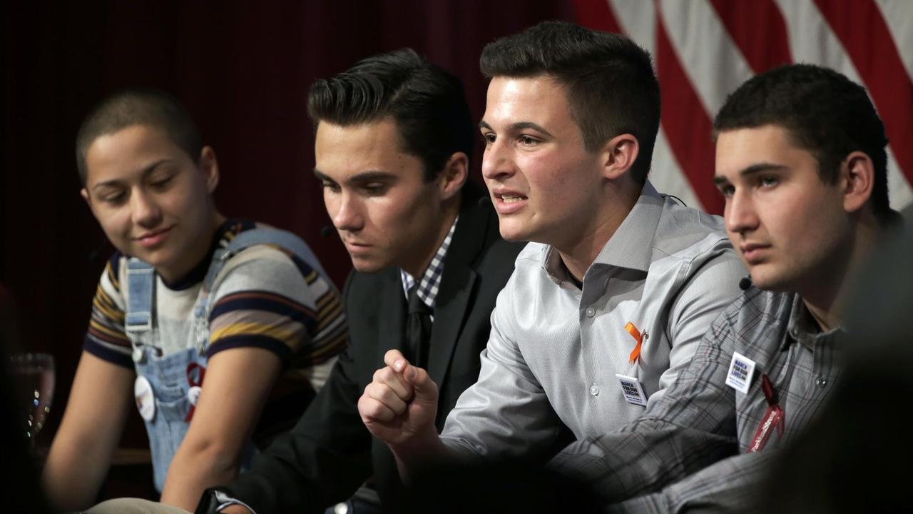 Die Stoneman-Douglas-High-Schüler Emma Gonzalez, David Hogg, Cameron Kasky und Alex Wind bei einer Diskussion über Waffen. Die Stoneman-Douglas-High-Schüler Emma Gonzalez, David Hogg, Cameron Kasky und Alex Wind bei einer Diskussion über Waffen.