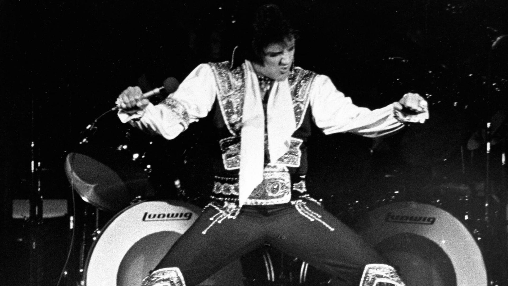 Elvis im Jahr 1975 bei einem Konzert im Madison Square Garden, New York