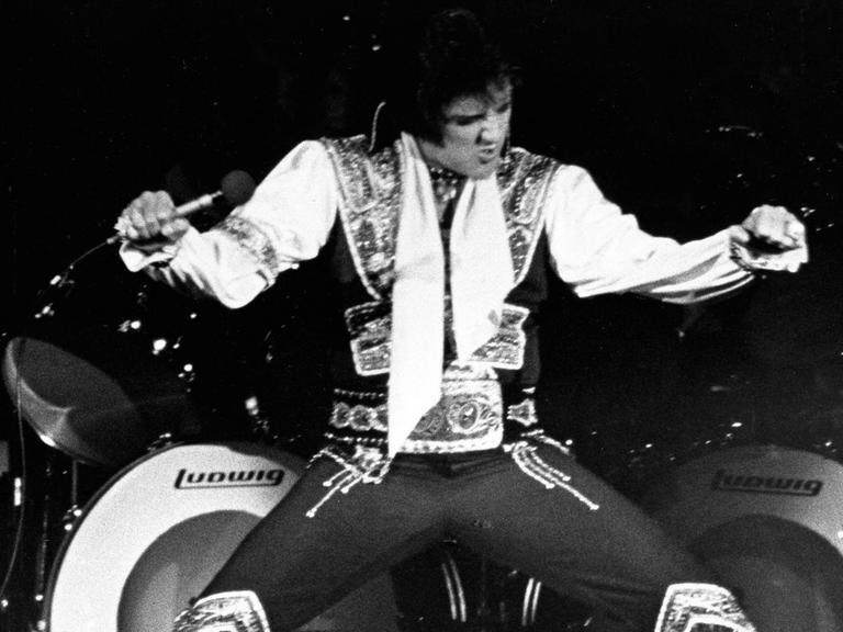Elvis im Jahr 1975 bei einem Konzert im Madison Square Garden, New York
