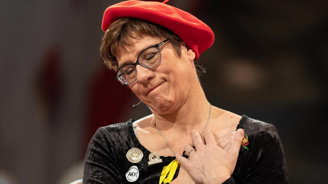 Die Bundesvorsitzende der CDU, Annegret Kramp-Karrenbauer, steht vor dem Stockacher Narrengericht und verzieht das Gesicht. Die Bundesvorsitzende der CDU, Annegret Kramp-Karrenbauer, steht vor dem Stockacher Narrengericht und verzieht das Gesicht.