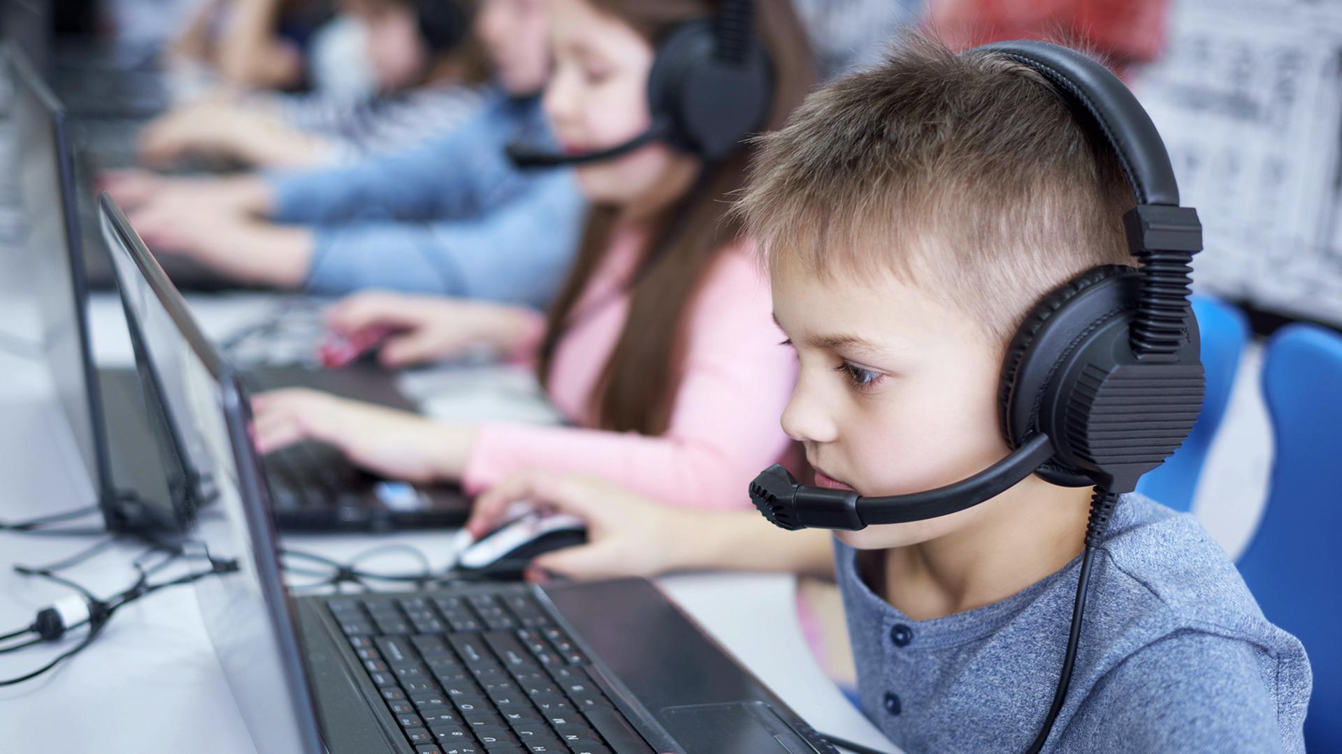 Schüler mit Headset am Laptop Schüler mit Headset am Laptop