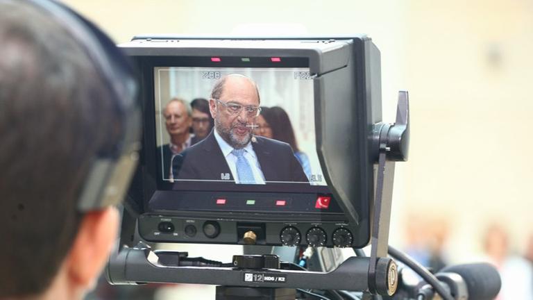 Forum Politik "Der Kampf ums Kanzleramt" Moderation Michaela Kolster (phoenix) und Stephan Detjen (Deutschlandfunk) mit Gast SPD-Spitzenkandidat Martin Schulz im Atrium der Deutschen Bank am 17.8.2017 in Berlin, Deutschland. Forum Politik "Der Kampf ums Kanzleramt" Moderation Michaela Kolster (phoenix) und Stephan Detjen (Deutschlandfunk) mit Gast SPD-Spitzenkandidat Martin Schulz im Atrium der Deutschen Bank am 17.8.2017 in Berlin, Deutschland.