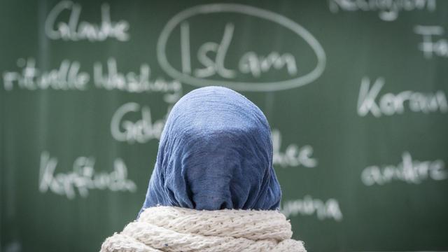 Eine Schülerin mit Kopftuch sitzt am 05.02.2015 an der Johann Hinrich Wichern-Schule in Frankfurt am Main (Hessen) bei einer Unterrichtsstunde zum Thema Islam.