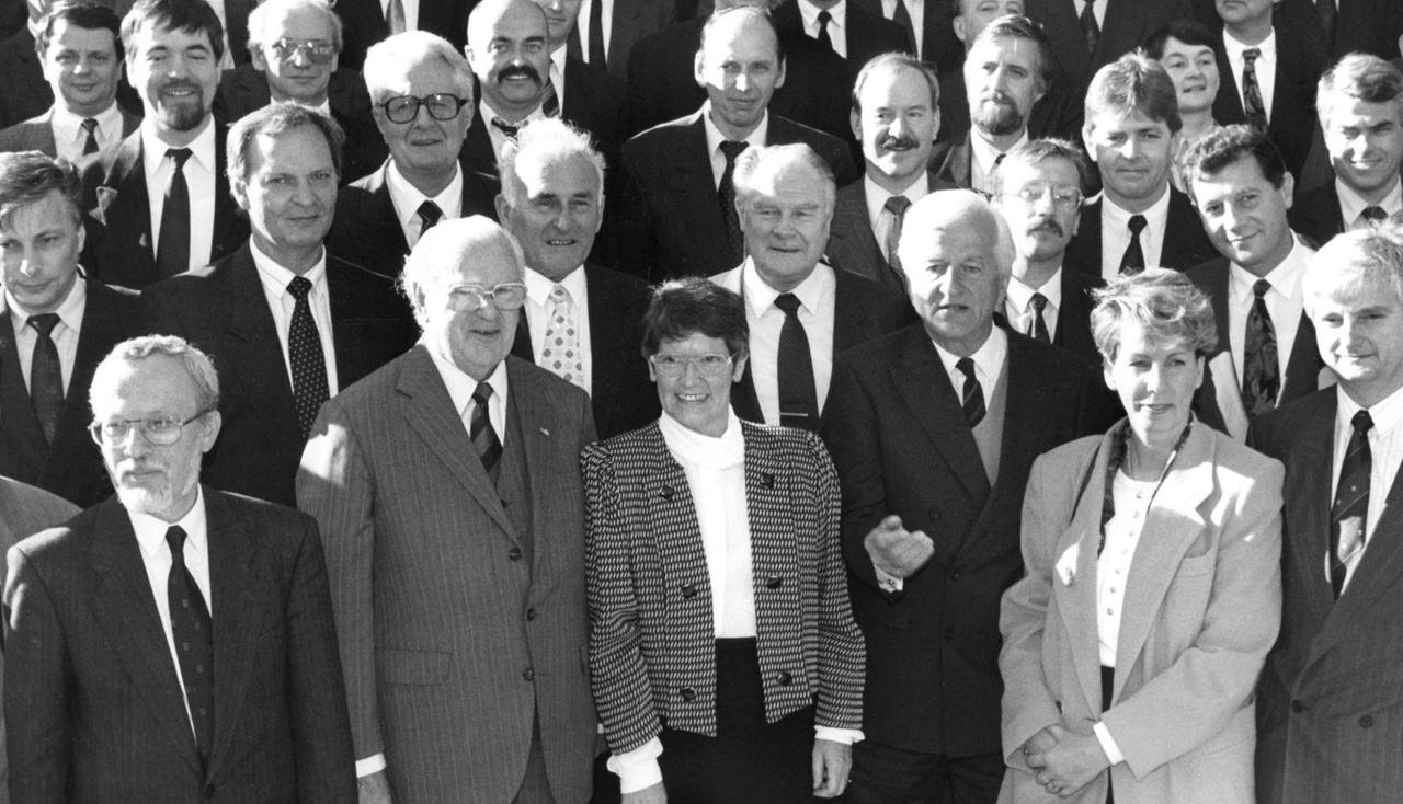 Bundespräsident Richard von Weizsäcker (3.v.r.) posiert am 30.10.1990 mit den neuen Bundestagsabgeordneten auf der Terrasse der Villa Hammerschmidt in Bonn für die Fotografen. In der vorderen Reihe stehen Lothar de Maiziere, Richard Stücklen, Bundestagspräsidentin Rita Süßmuth, von Weizsäcker, und Sabine Bergmann-Pohl. Von Weizsäcker hatte die Abgeordneten des ersten gesamtdeutschen Parlamentes zu einem Empfang in die Villa Hammerschmidt eingeladen. Foto: Martin Gerten +++(c) dpa - Report+++ | Verwendung weltweit Bundespräsident Richard von Weizsäcker (3.v.r.) posiert am 30.10.1990 mit den neuen Bundestagsabgeordneten auf der Terrasse der Villa Hammerschmidt in Bonn für die Fotografen. In der vorderen Reihe stehen Lothar de Maiziere, Richard Stücklen, Bundestagspräsidentin Rita Süßmuth, von Weizsäcker, und Sabine Bergmann-Pohl. Von Weizsäcker hatte die Abgeordneten des ersten gesamtdeutschen Parlamentes zu einem Empfang in die Villa Hammerschmidt eingeladen. Foto: Martin Gerten +++(c) dpa - Report+++ | Verwendung weltweit