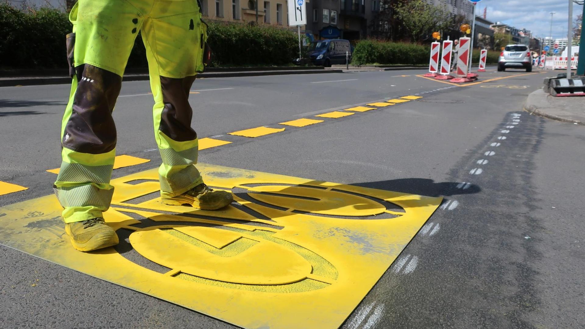 Ein neuer Fahrradweg am Kottbusser Damm in Berlin-Kreuzberg: Auf einem gelben Piktogramm ist ein Fahrrad abgebildet. Ein neuer Fahrradweg am Kottbusser Damm in Berlin-Kreuzberg: Auf einem gelben Piktogramm ist ein Fahrrad abgebildet.