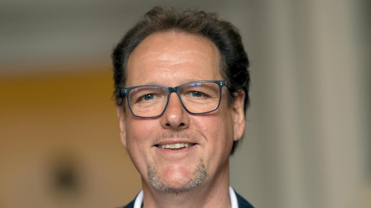 Peter Theiler, der Intendant der Semperoper in Dresden, steht im Foyer des Opernhausees. Peter Theiler, der Intendant der Semperoper in Dresden, steht im Foyer des Opernhausees.