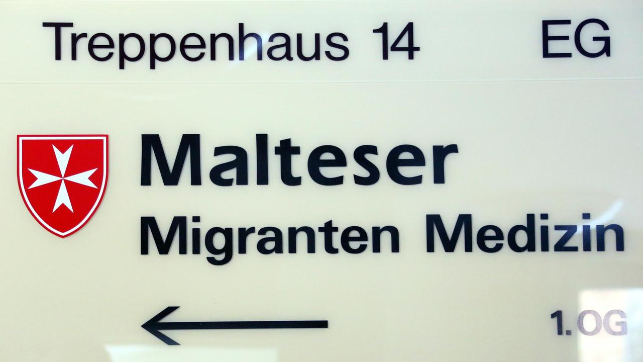 Ein Schild weist auf die Arztpraxis der Malteser Migranten Medizin in Berlin hin.