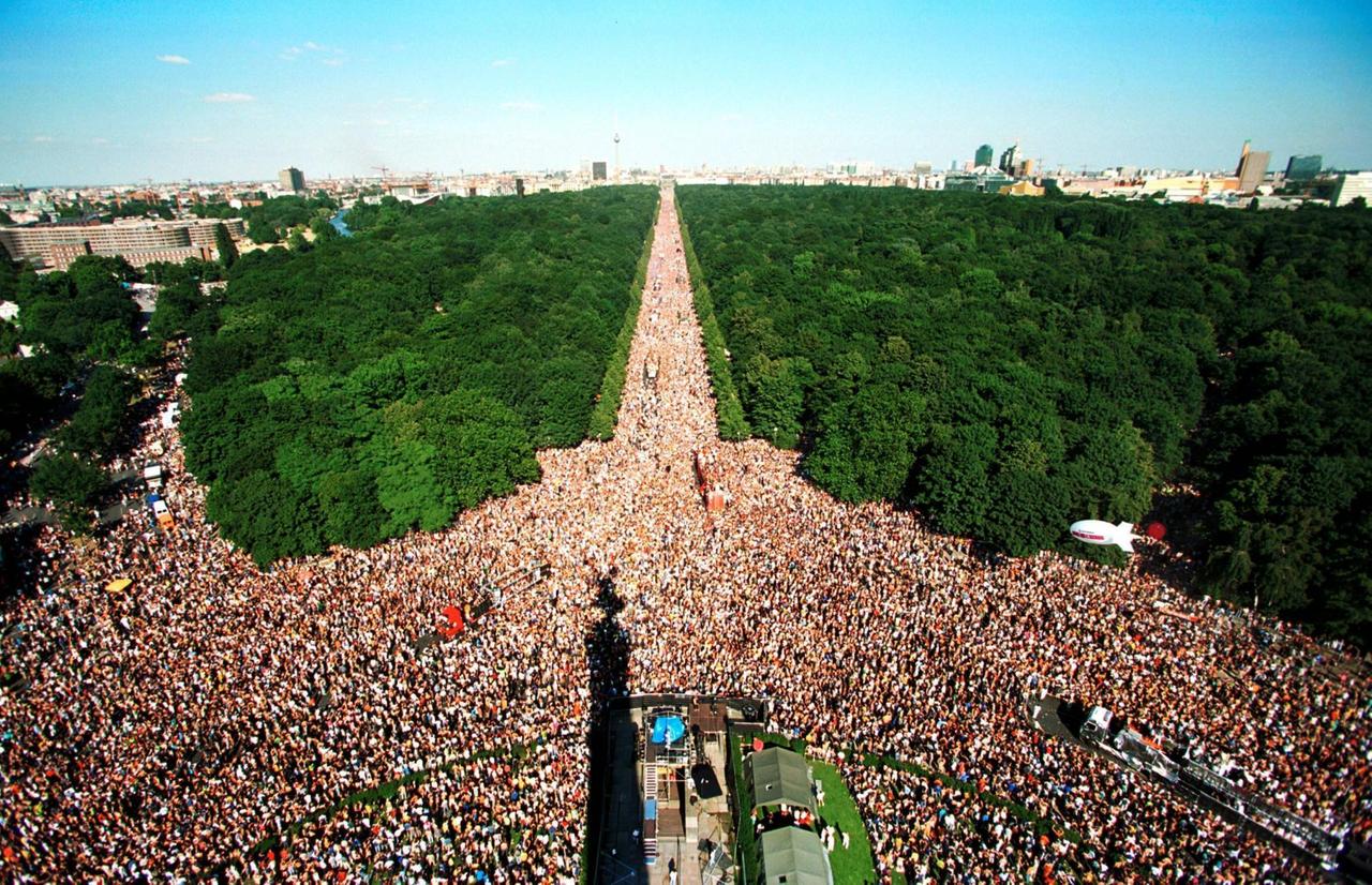 Die Loveparade in Berlin 1999: Blick von der Siegessäule Richung Brandenburger Tor