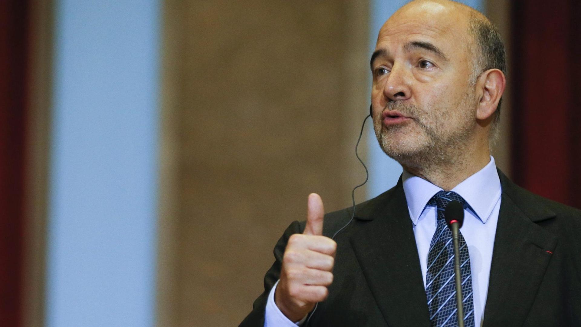 EU-Währungskommissar Moscovici hebt anerkennend den Daubembei einer Pressekonferenz im portugiesischen Finanzministerium am 18. November 2016 EU-Währungskommissar Moscovici hebt anerkennend den Daubembei einer Pressekonferenz im portugiesischen Finanzministerium am 18. November 2016