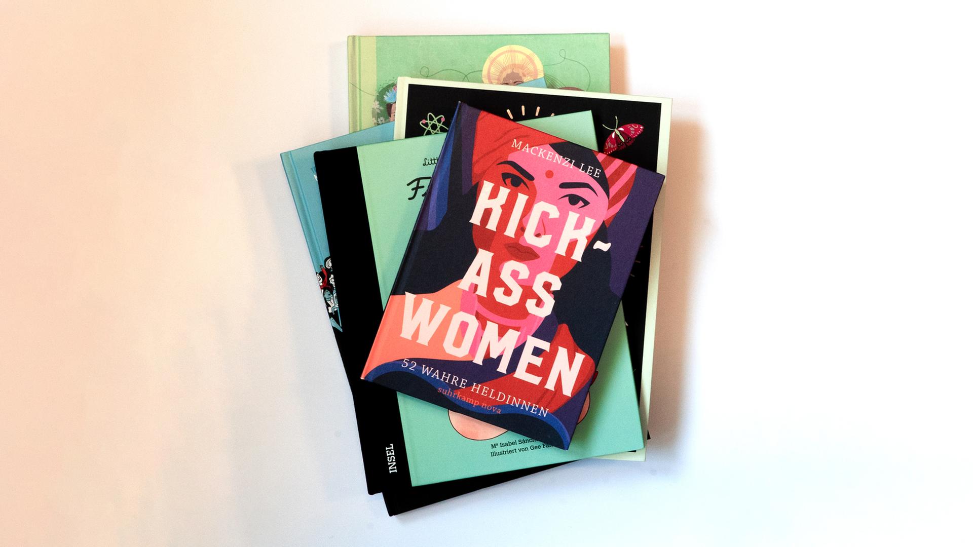 Ein Stapel Bücher, obendrauf "Kick-Ass Women" von Mackenzi Lee.