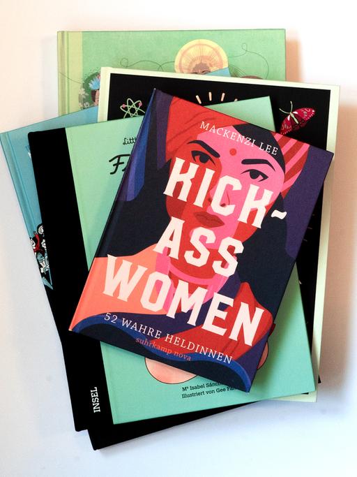Ein Stapel Bücher, obendrauf "Kick-Ass Women" von Mackenzi Lee.