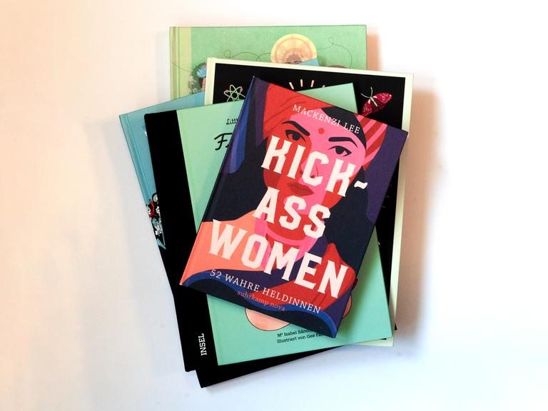 Ein Stapel Bücher, obendrauf "Kick-Ass Women" von Mackenzi Lee.