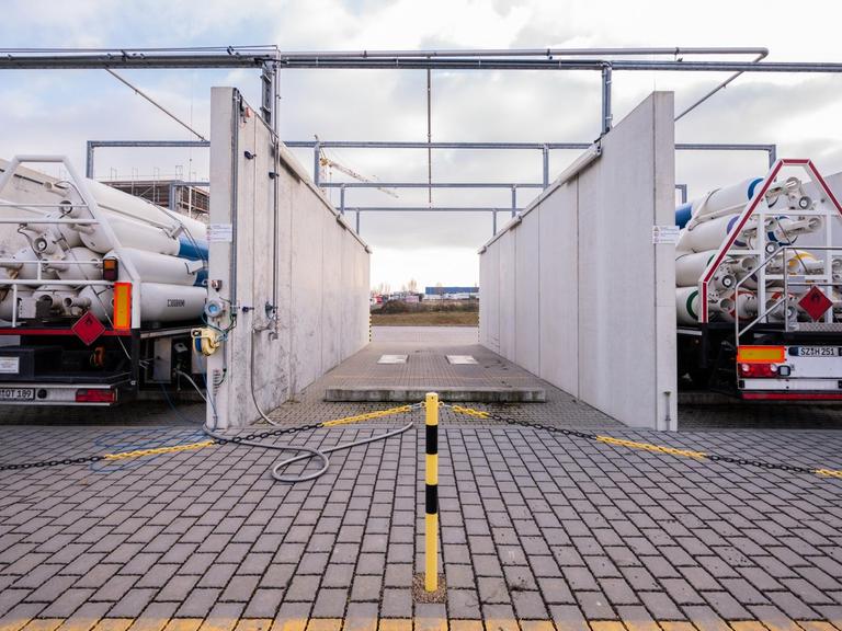 Zwei Auflieger mit Wasserstofftanks stehen im Energiepark Mainz an der Wasserstofftankstelle.