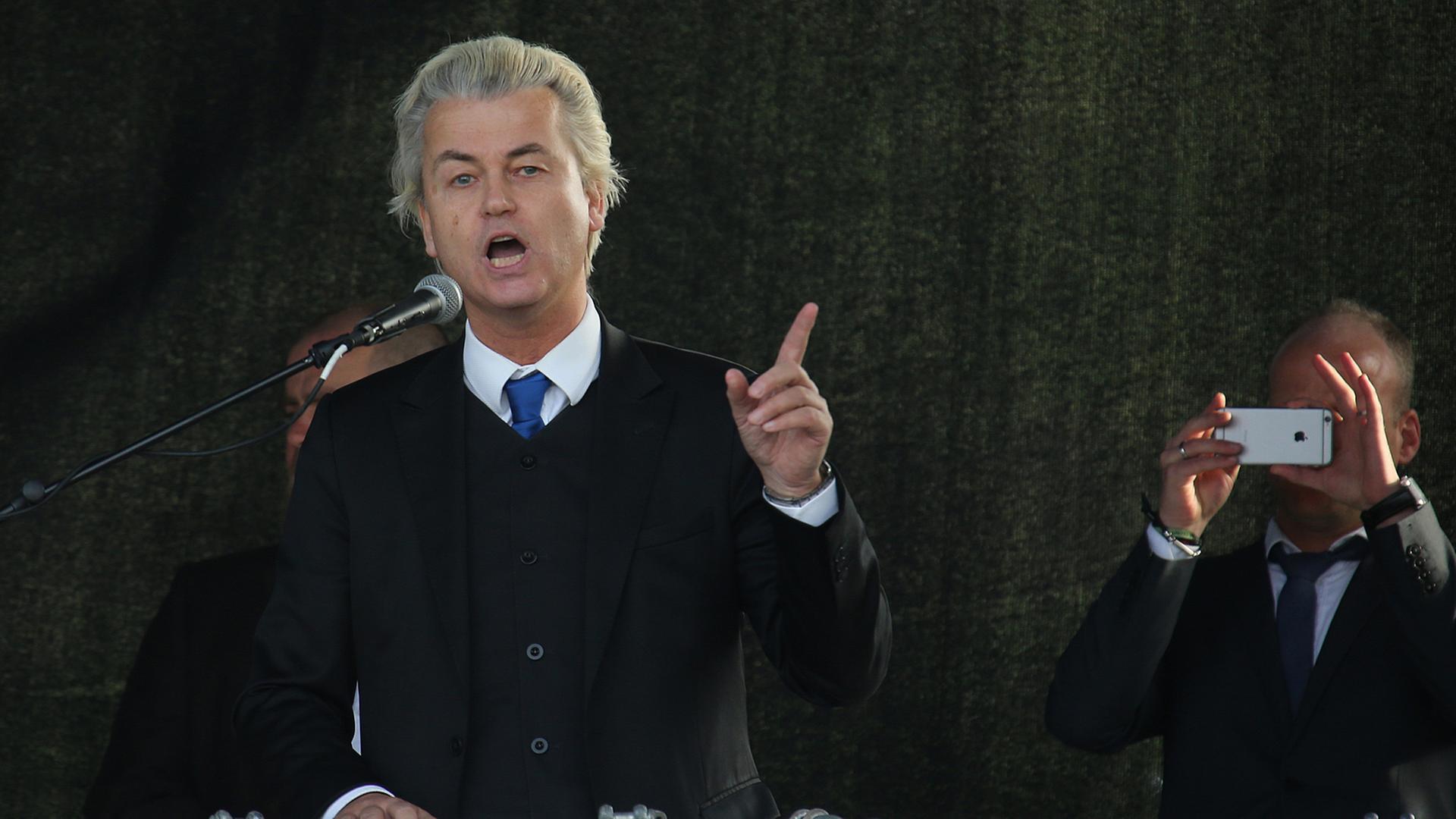 Der niederländische Rechtspopulist Geert Wilders auf der Pegida-Kundgebung in Dresden. Der niederländische Rechtspopulist Geert Wilders auf der Pegida-Kundgebung in Dresden.