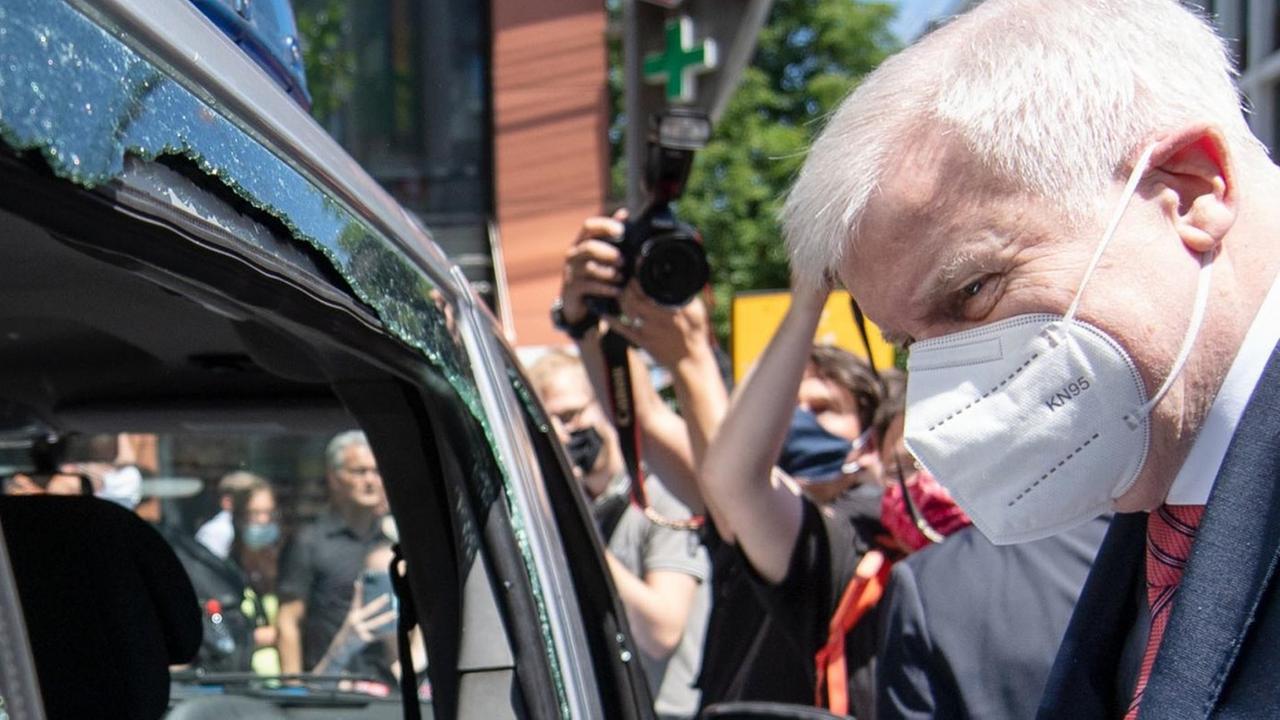 22.06.2020, Baden-Württemberg, Stuttgart: Bundesinnenminister Horst Seehofer (CSU) betrachtet während seines Besuchs ein Polizeiauto, das während der nächtlichen Randale beschädigtet wurde. Das Fahrzeug wurde für den Besuch an den Ort der Randale gebracht. Bei Auseinandersetzungen mit der Polizei hatten dutzende gewalttätige Kleingruppen in der Nacht zum 21. Juni die Innenstadt verwüstet und mehrere Beamte verletzt. Foto: Marijan Murat/dpa | Verwendung weltweit 22.06.2020, Baden-Württemberg, Stuttgart: Bundesinnenminister Horst Seehofer (CSU) betrachtet während seines Besuchs ein Polizeiauto, das während der nächtlichen Randale beschädigtet wurde. Das Fahrzeug wurde für den Besuch an den Ort der Randale gebracht. Bei Auseinandersetzungen mit der Polizei hatten dutzende gewalttätige Kleingruppen in der Nacht zum 21. Juni die Innenstadt verwüstet und mehrere Beamte verletzt. Foto: Marijan Murat/dpa | Verwendung weltweit