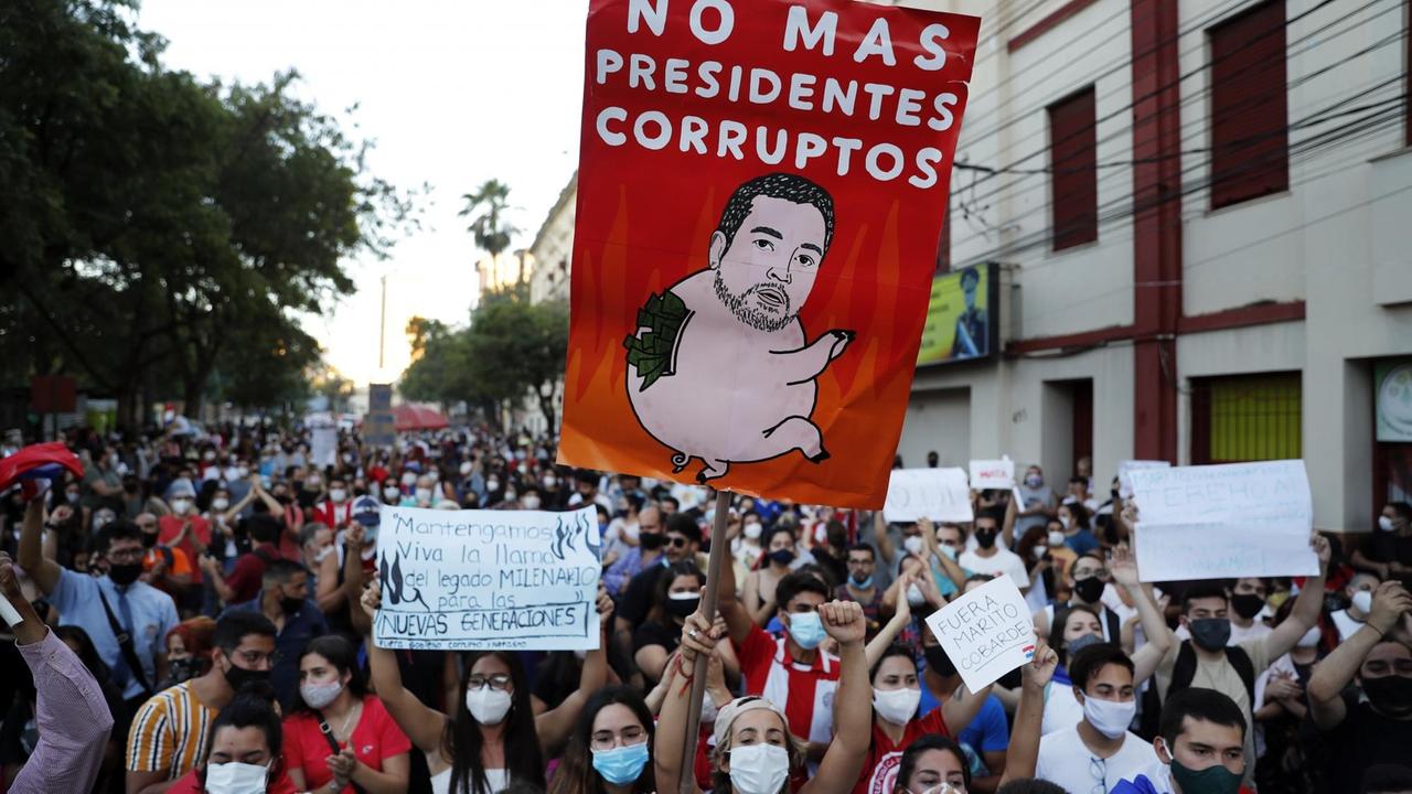 06.03.2021, Paraguay, Asuncion: Demonstranten protestieren gegen die Regierung von Präsident Mario Abdo Benitez als Reaktion auf den Mangel an Medikamenten für Covid-19-Patienten in Krankenhäusern und die geringe Verfügbarkeit des Impfstoffs.