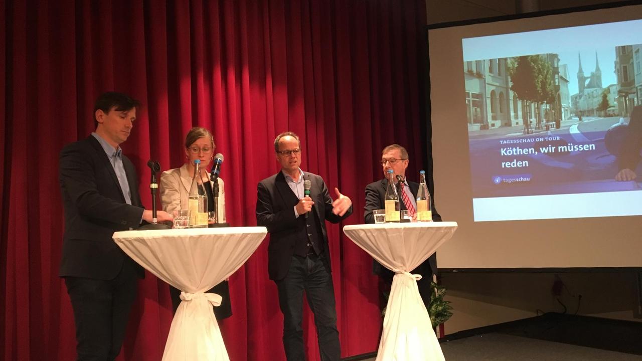 Von l.n.r.: MDR-Reporter Danko Handrick, Online-Redakteurin Julia Kuttner, ARD-aktuell Chefredakteur Kai Gniffke, Tagesschau-Sprecher Jan Hofer Von l.n.r.: MDR-Reporter Danko Handrick, Online-Redakteurin Julia Kuttner, ARD-aktuell Chefredakteur Kai Gniffke, Tagesschau-Sprecher Jan Hofer