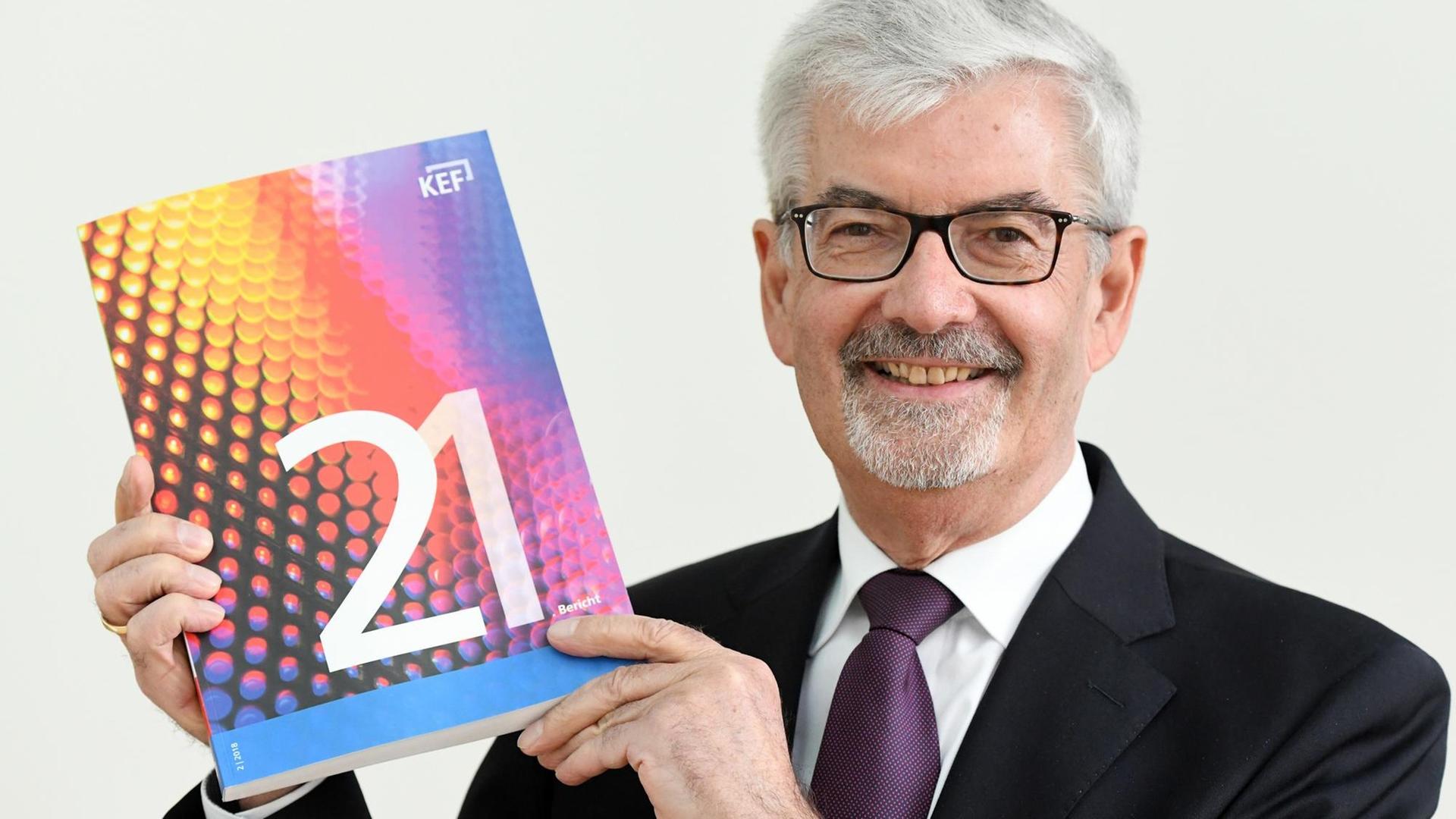 19.02.2018 Berlin: Heinz Fischer-Heidlberger, Vorsitzender der Kommission zur Ermittlung des Finanzbedarfs der Rundfunkanstalten (KEF), hält den Bericht seiner Kommission. 19.02.2018 Berlin: Heinz Fischer-Heidlberger, Vorsitzender der Kommission zur Ermittlung des Finanzbedarfs der Rundfunkanstalten (KEF), hält den Bericht seiner Kommission.