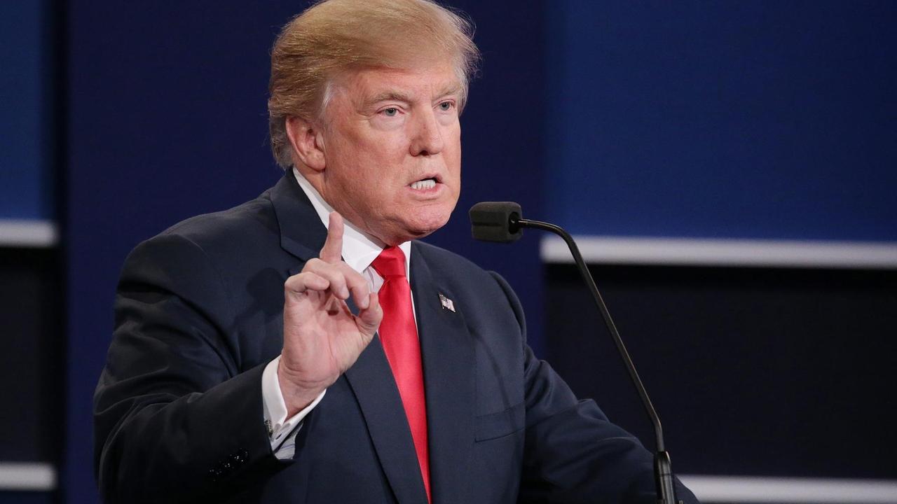 Donald Trump steht in der letzten TV-Debatte zwischen den Präsidentschaftsbewerbern im US-Wahlkampfes am Rednerpult. Donald Trump steht in der letzten TV-Debatte zwischen den Präsidentschaftsbewerbern im US-Wahlkampfes am Rednerpult.