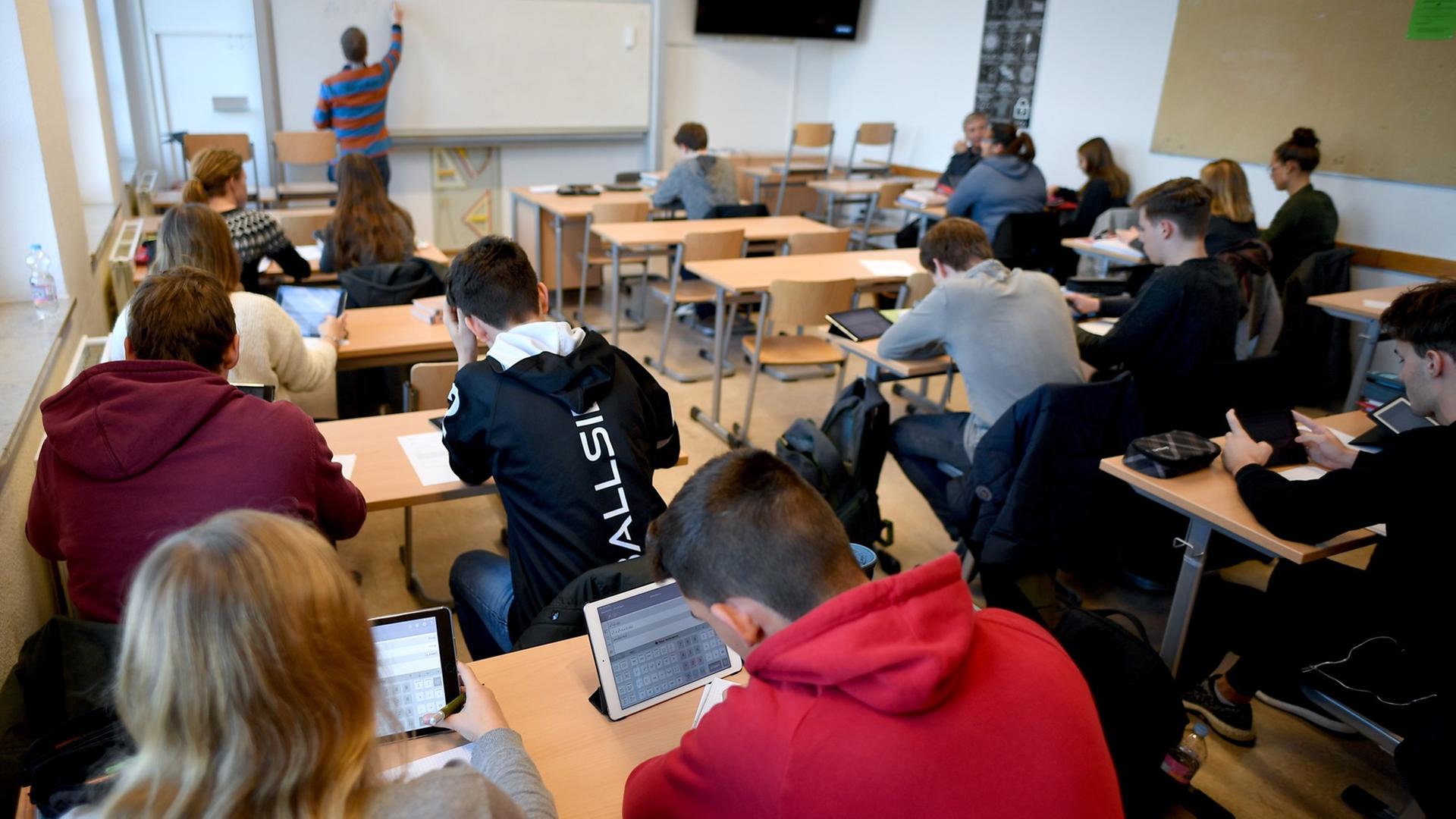 Schüler am Gymnasium Carolinum in Neustrelitz nutzen iPads im Matheunterricht.
