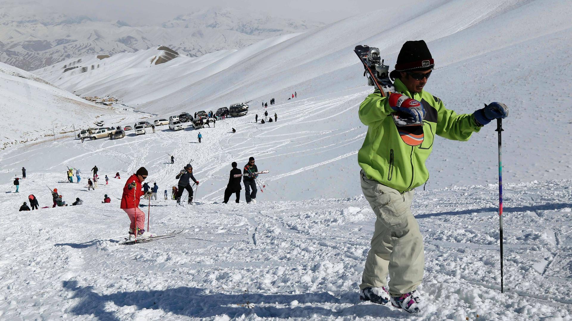 Ein Skifahrer trägt während eines Rennens am 7.1.2017 im afghanischen Bamiyan seine Ausrüstung. Ein Skifahrer trägt während eines Rennens am 7.1.2017 im afghanischen Bamiyan seine Ausrüstung.