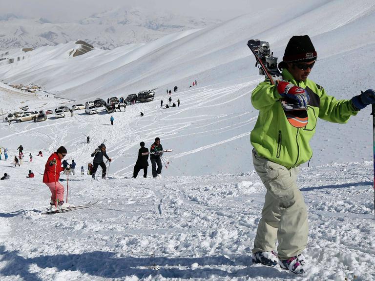 Ein Skifahrer trägt während eines Rennens am 7.1.2017 im afghanischen Bamiyan seine Ausrüstung.