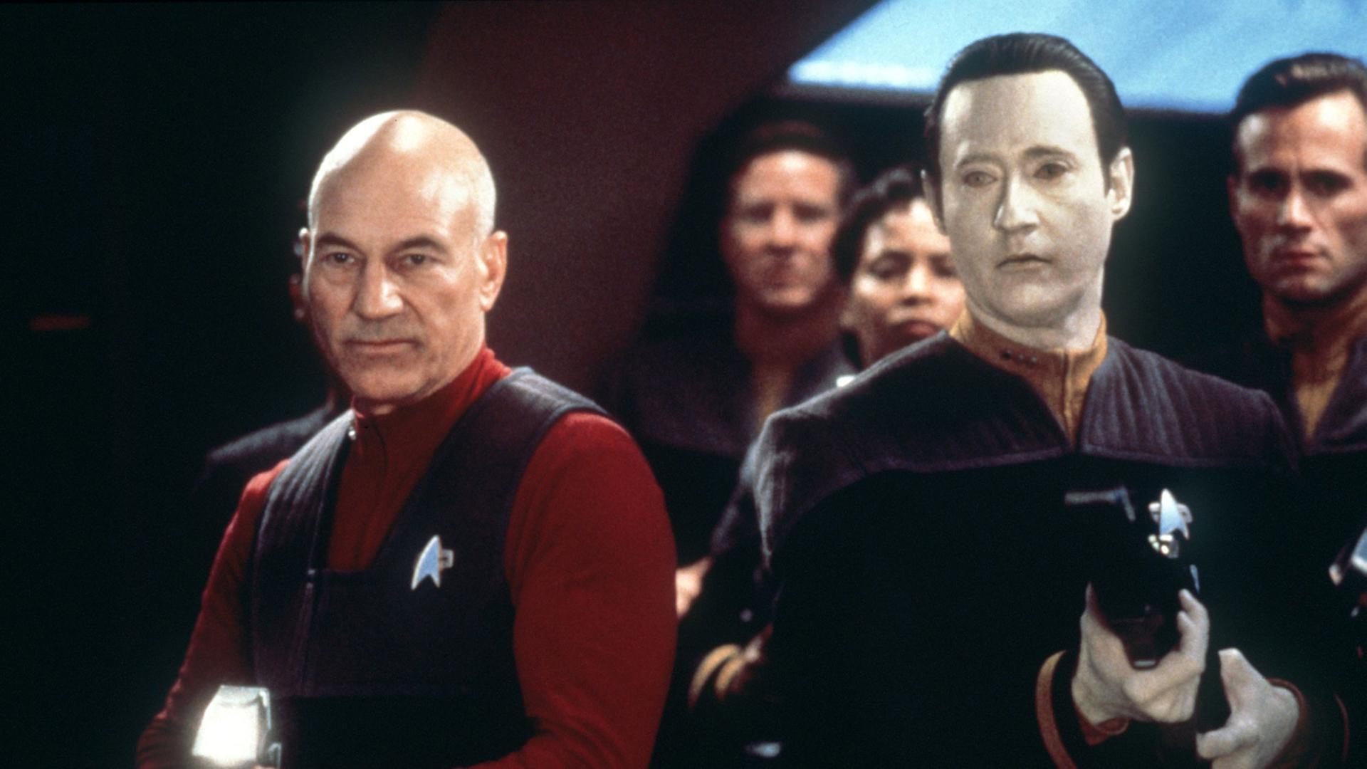Szene aus dem Kinofilm "Star Trek - Der erste Kontakt" mit Patrick Stewart (Captain Jean Luc Picard, l) und Brent Spiner (Commander Data). Szene aus dem Kinofilm "Star Trek - Der erste Kontakt" mit Patrick Stewart (Captain Jean Luc Picard, l) und Brent Spiner (Commander Data).