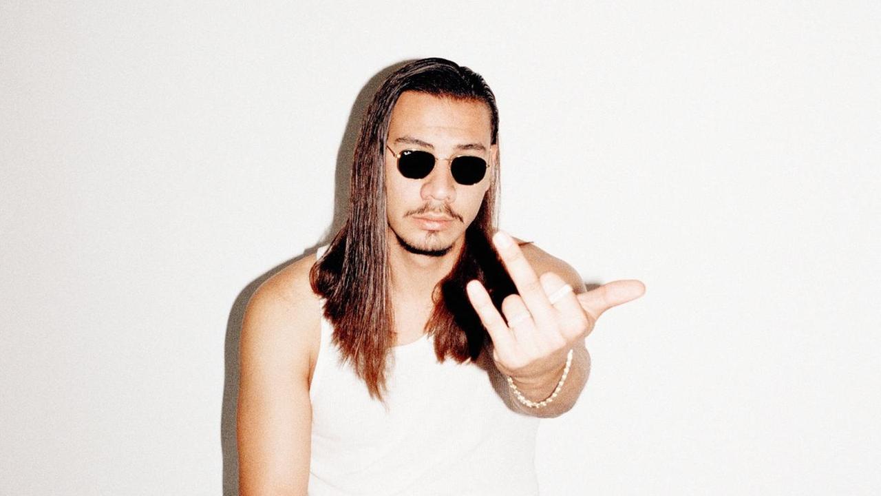 Ein Promotionfoto zeigt den Deutschrapper Apache207 direkt angeblitzt mit Sonnenbrille vor weißer Wand und scenetypischer Geste. Ein Promotionfoto zeigt den Deutschrapper Apache207 direkt angeblitzt mit Sonnenbrille vor weißer Wand und scenetypischer Geste.