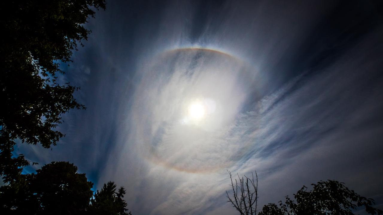 Der Vollmond ist mit Nebel verhangen Der Vollmond ist mit Nebel verhangen