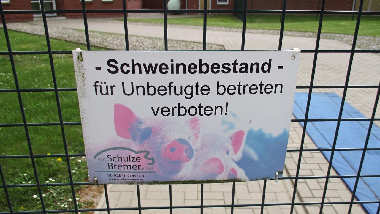 Schild "Schweinebestand - Unbefugten betreten verboten!" an der Eberstation Malchin.