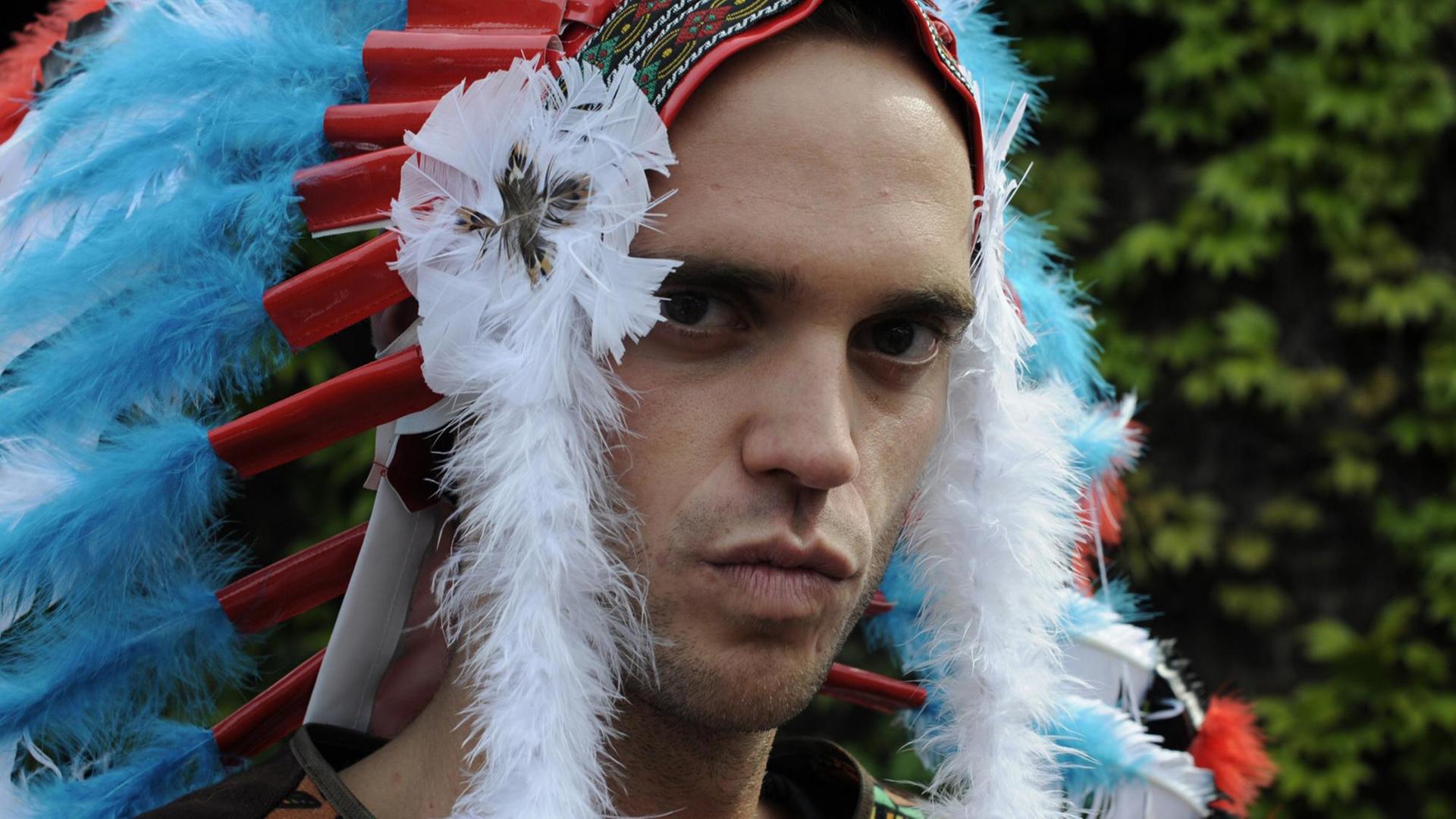 Mann mit Federschmuck - Ritus, Tradition oder kulturelle Aneignung als Mode-Statement? Mann mit Federschmuck - Ritus, Tradition oder kulturelle Aneignung als Mode-Statement?