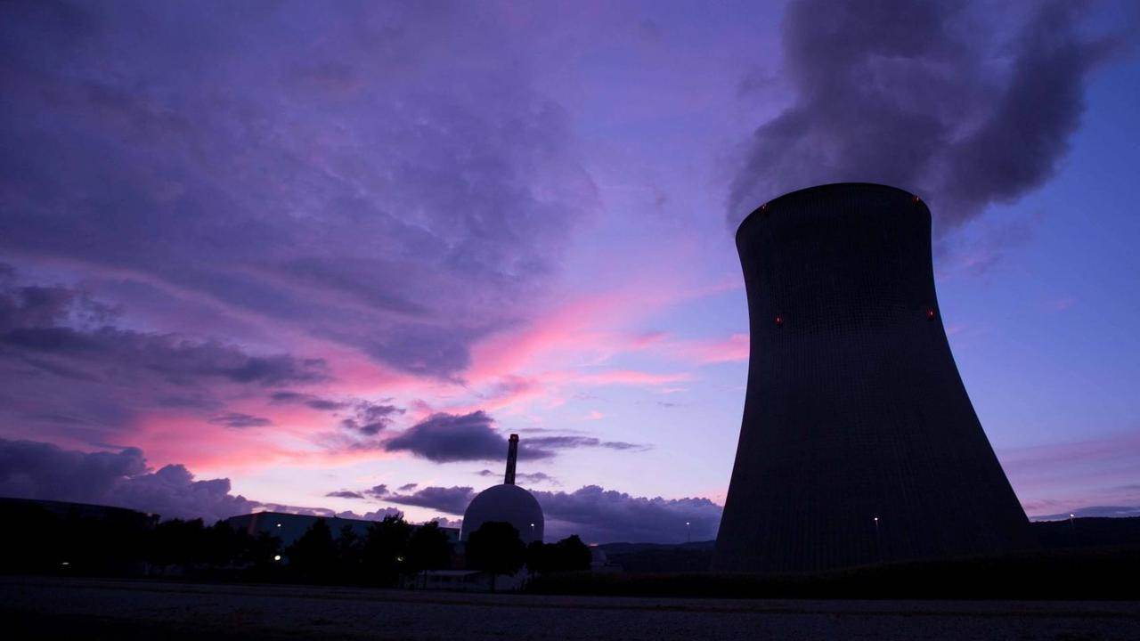 Das Kernkraftwerk KKL bei Leibstadt, Kanton Aargau, Schweiz, bei Sonnenaufgang. Das Kernkraftwerk KKL bei Leibstadt, Kanton Aargau, Schweiz, bei Sonnenaufgang.