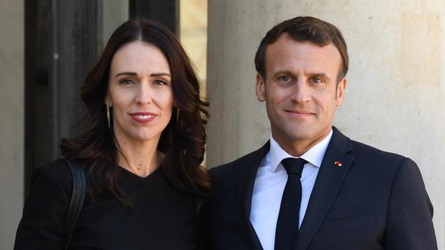 Neuseelands Premierministerin Jacinda Ardern und der französische Präsident Emmanuel Macron stehen am 15. Mai 2019 vor dem Elysee-Palast, um ihren "Christchurch Appell" vorzustellen.