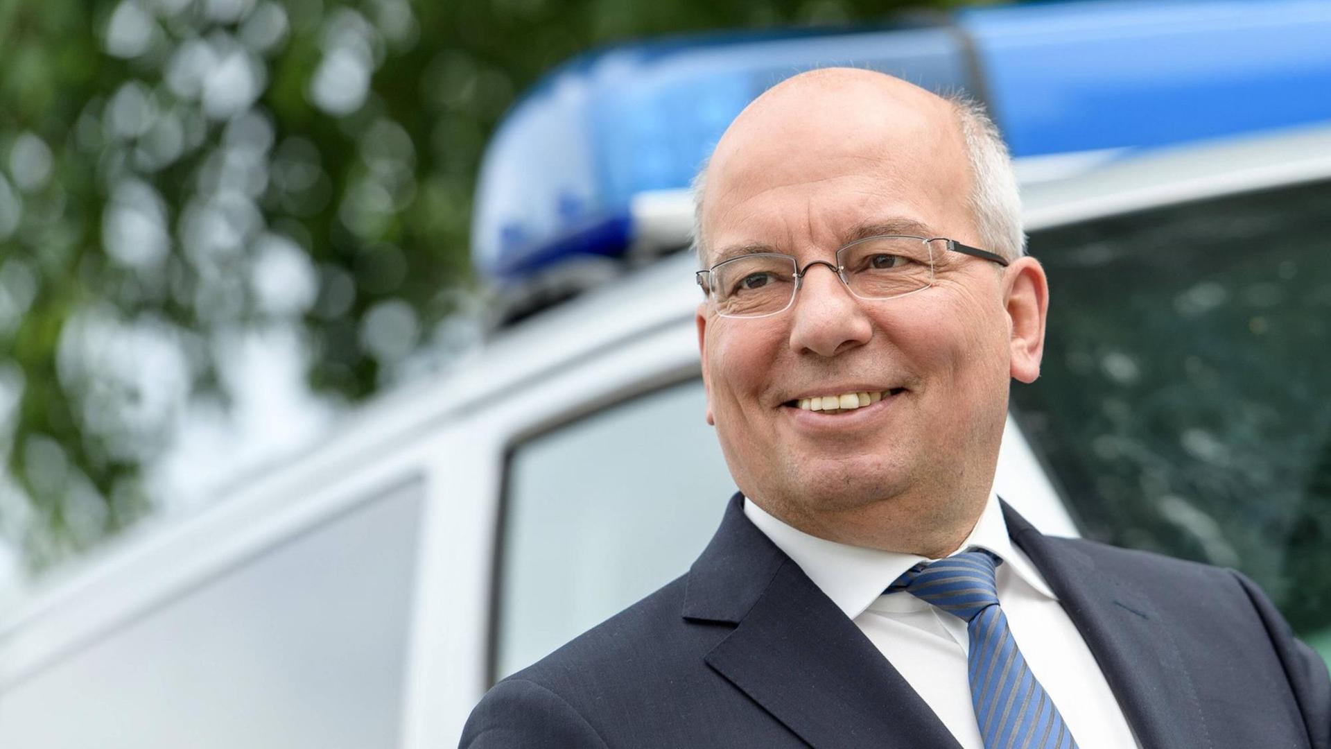 Der Bundesvorsitzende der Polizeigewerkschaft, Rainer Wendt, steht am 30.06.2016 vor einem Polizeibus in Köln. Der Bundesvorsitzende der Polizeigewerkschaft, Rainer Wendt, steht am 30.06.2016 vor einem Polizeibus in Köln.