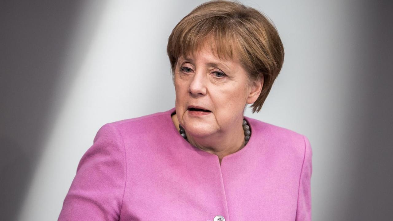Bundeskanzlerin Angela Merkel spricht im Bundestag zum EU-Gipfel und zur Flüchtlingskrise