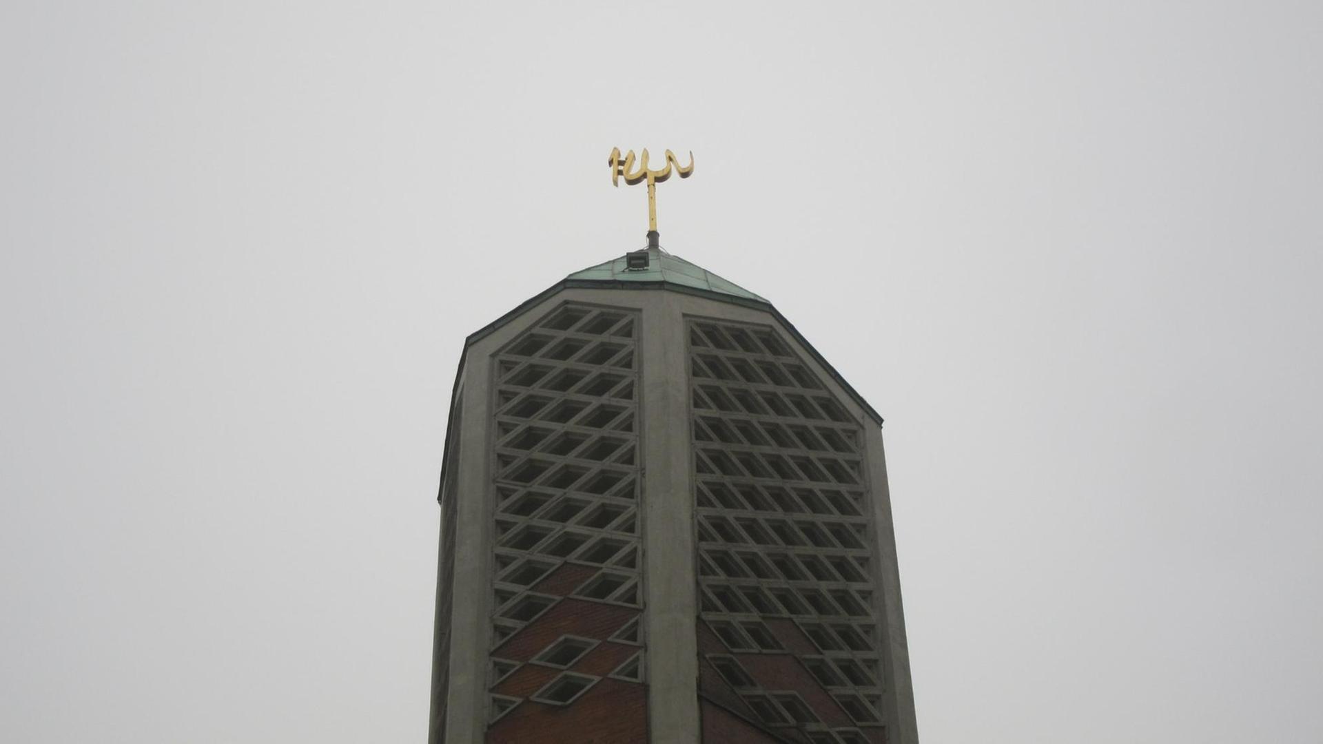 Allah Schriftzuga auf der ehemaligen Kapernaumkirche, der zukünftigen Al-Nour-Moschee in Hamburg-Horn