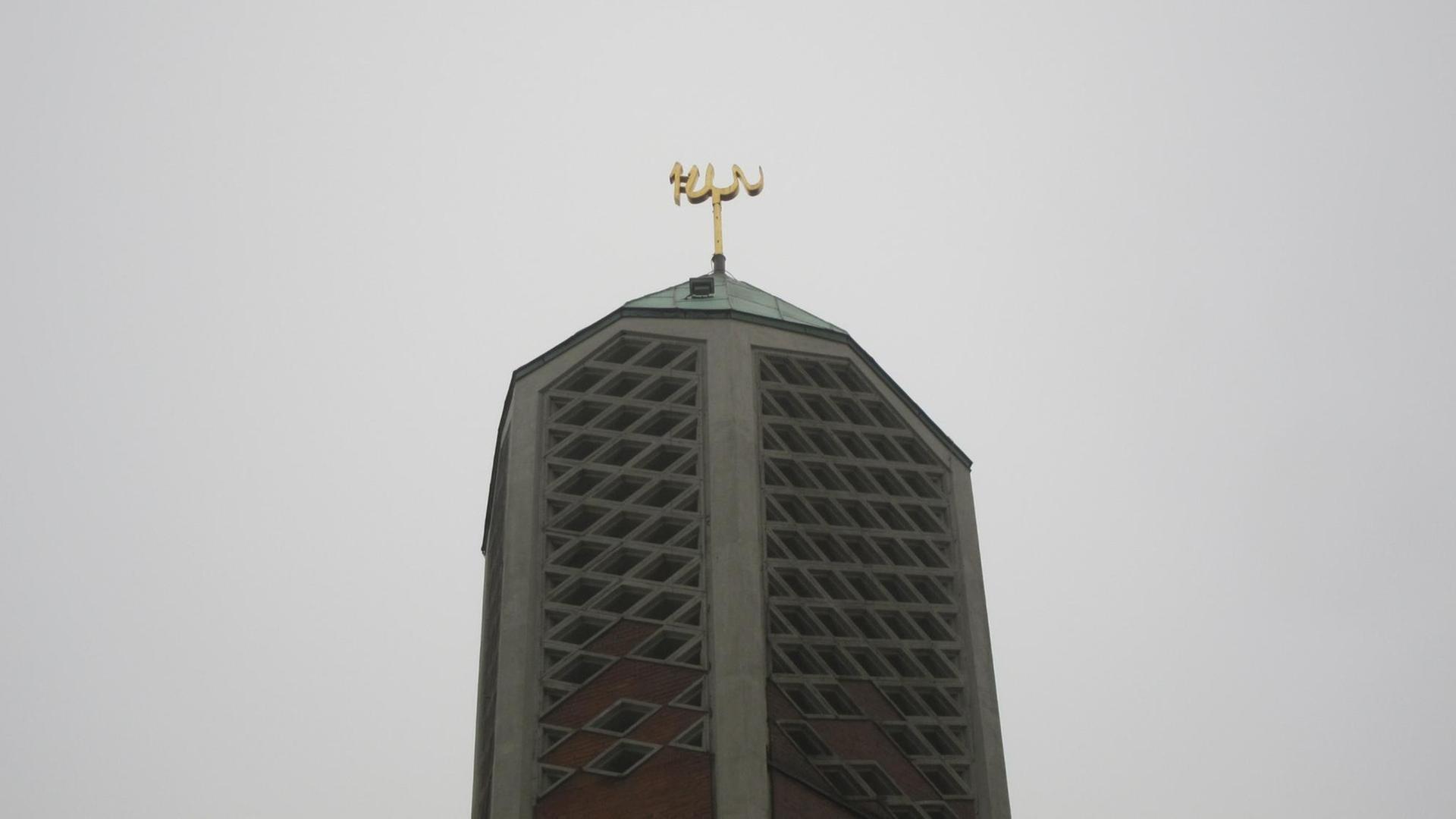 Allah Schriftzuga auf der ehemaligen Kapernaumkirche, der zukünftigen Al-Nour-Moschee in Hamburg-Horn Allah Schriftzuga auf der ehemaligen Kapernaumkirche, der zukünftigen Al-Nour-Moschee in Hamburg-Horn