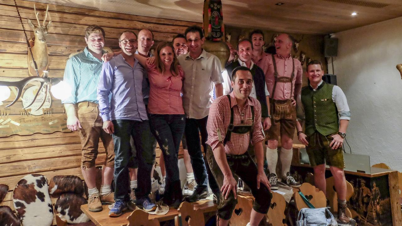 Die 34-jährige Sarah steht als einzige weibliche Teilnehmerin des Flirtfests für Landwirte zwischen Bauern in karierten Hemden und Lederhose Die 34-jährige Sarah steht als einzige weibliche Teilnehmerin des Flirtfests für Landwirte zwischen Bauern in karierten Hemden und Lederhose