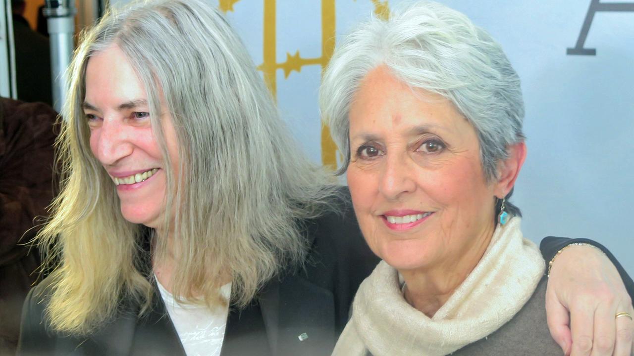 Laudatorin Patti Smith (l.) und Preisträgerin Joan Baez (r.) bei der Pressekonferenz anlässlich der Verleihung des "Ambassador of Conscience Award" 2015 am 21. Mai 2015 in Berlin Laudatorin Patti Smith (l.) und Preisträgerin Joan Baez (r.) bei der Pressekonferenz anlässlich der Verleihung des "Ambassador of Conscience Award" 2015 am 21. Mai 2015 in Berlin